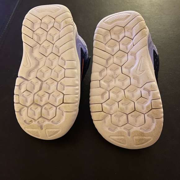 Like new Nike sneakers - children’s size 4 - Picture 3 of 4